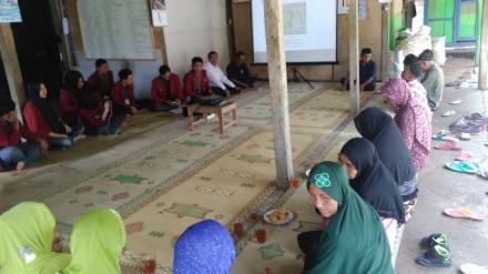 KKN UMY 041 KORIPAN I DLINGO MENGADAKAN PENYULUHAN PENANGANAN HAMA PADA DAUN TEMBAKAU